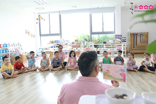 Giờ học Tiếng Anh cùng giáo viên bản ngữ tại trường mầm non song ngữ Quốc tế Sakura Montessori 