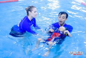 Một ngày làm việc của HLV Aqua-Tots có gì?